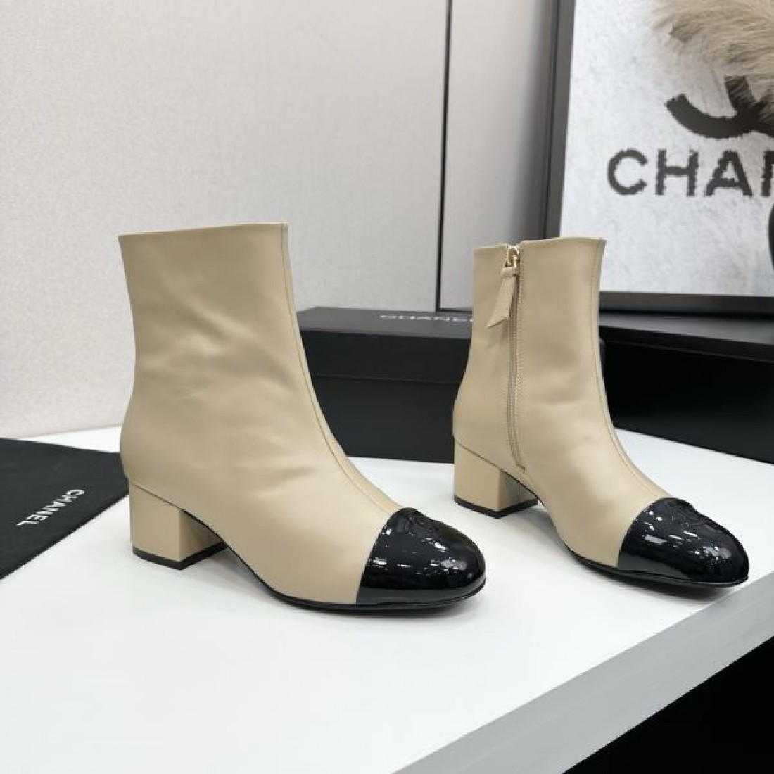 レザー仕上げ CHANEL シャネル コピー アンクルブーツ ブラックカラー ステッチアクセント 安定感あるチャンキーヒール仕様