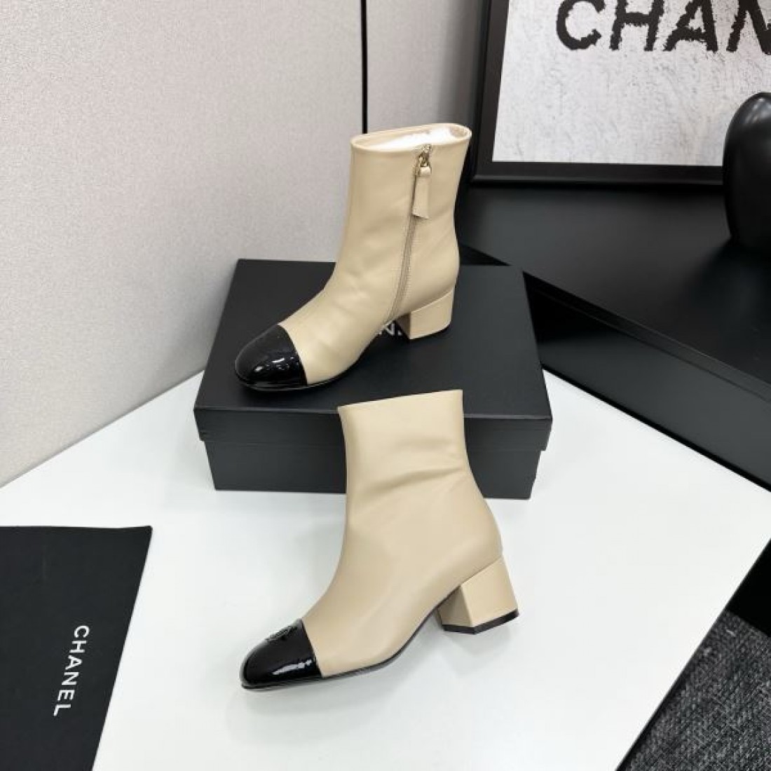 レザー仕上げ CHANEL シャネル コピー アンクルブーツ ブラックカラー ステッチアクセント 安定感あるチャンキーヒール仕様