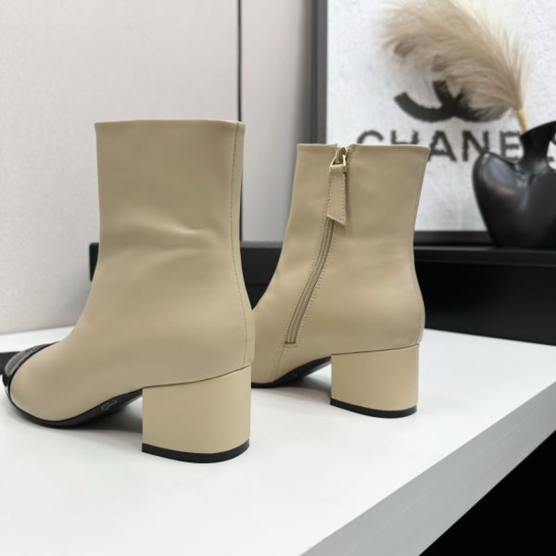 レザー仕上げ CHANEL シャネル コピー アンクルブーツ ブラックカラー ステッチアクセント 安定感あるチャンキーヒール仕様
