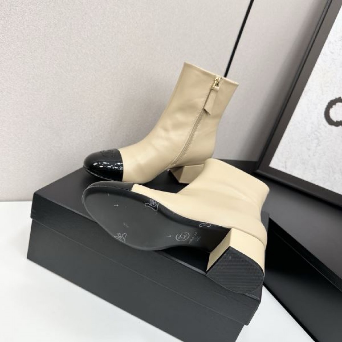 レザー仕上げ CHANEL シャネル コピー アンクルブーツ ブラックカラー ステッチアクセント 安定感あるチャンキーヒール仕様