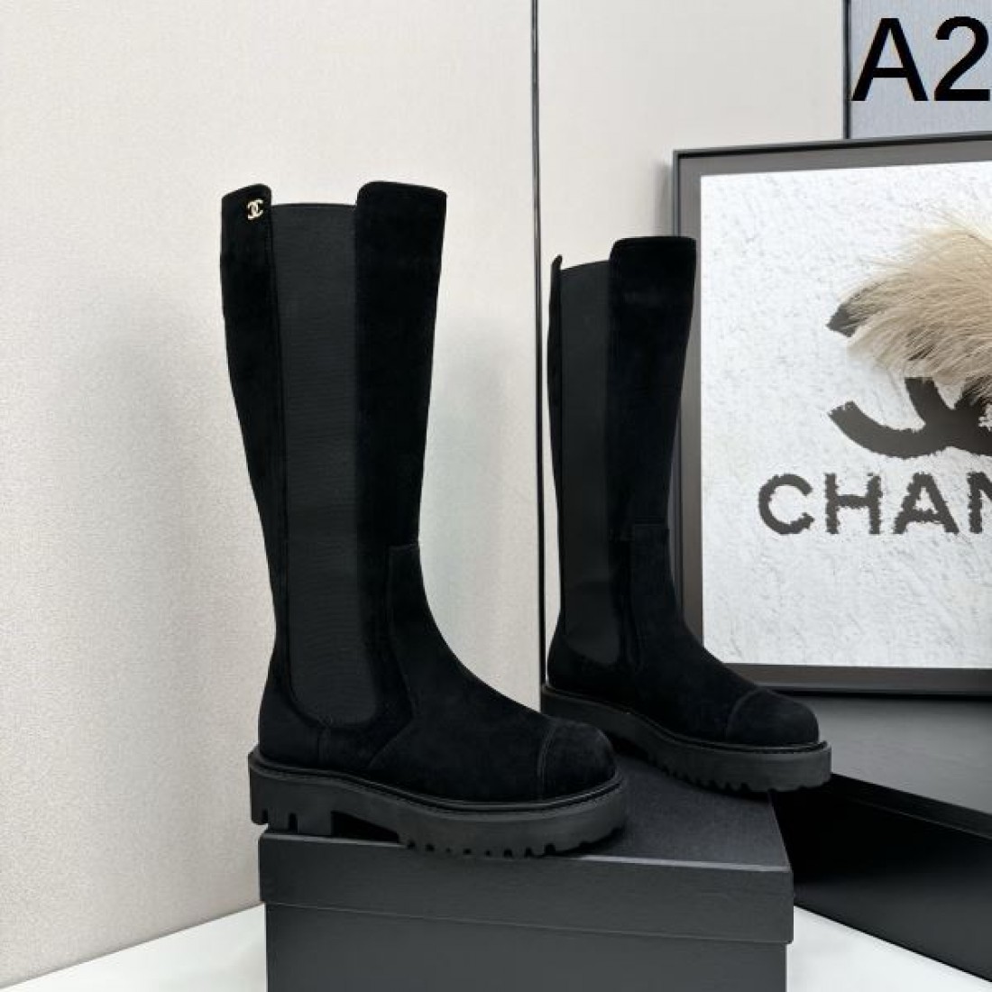 ロングシルエット CHANEL シャネル コピー ブーツ ブラックカラー スエード調素材 厚底ソール モード感ある仕上がり