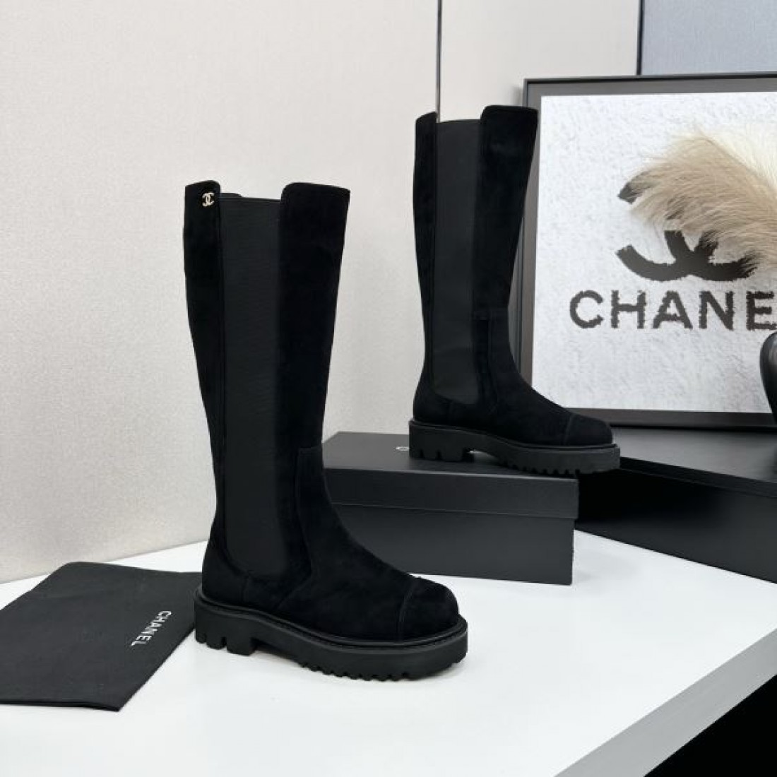 ロングシルエット CHANEL シャネル コピー ブーツ ブラックカラー スエード調素材 厚底ソール モード感ある仕上がり