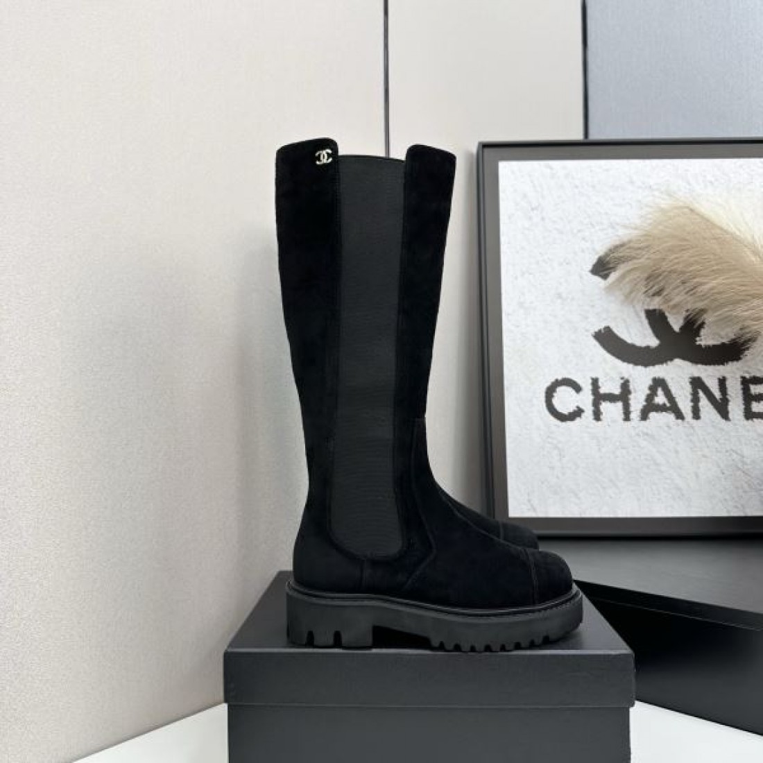 ロングシルエット CHANEL シャネル コピー ブーツ ブラックカラー スエード調素材 厚底ソール モード感ある仕上がり