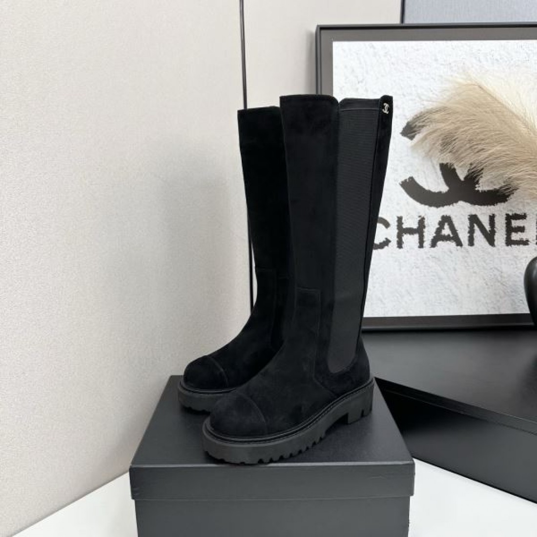 ロングシルエット CHANEL シャネル コピー ブーツ ブラックカラー スエード調素材 厚底ソール モード感ある仕上がり