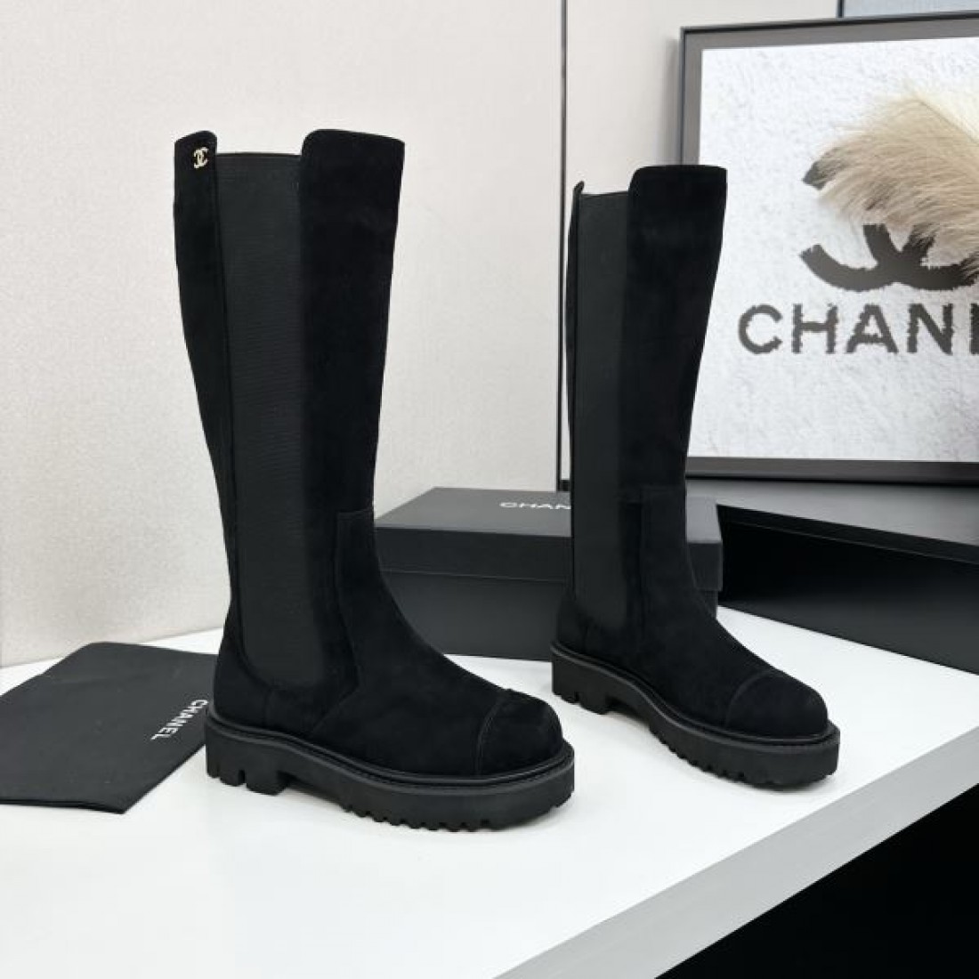 ロングシルエット CHANEL シャネル コピー ブーツ ブラックカラー スエード調素材 厚底ソール モード感ある仕上がり