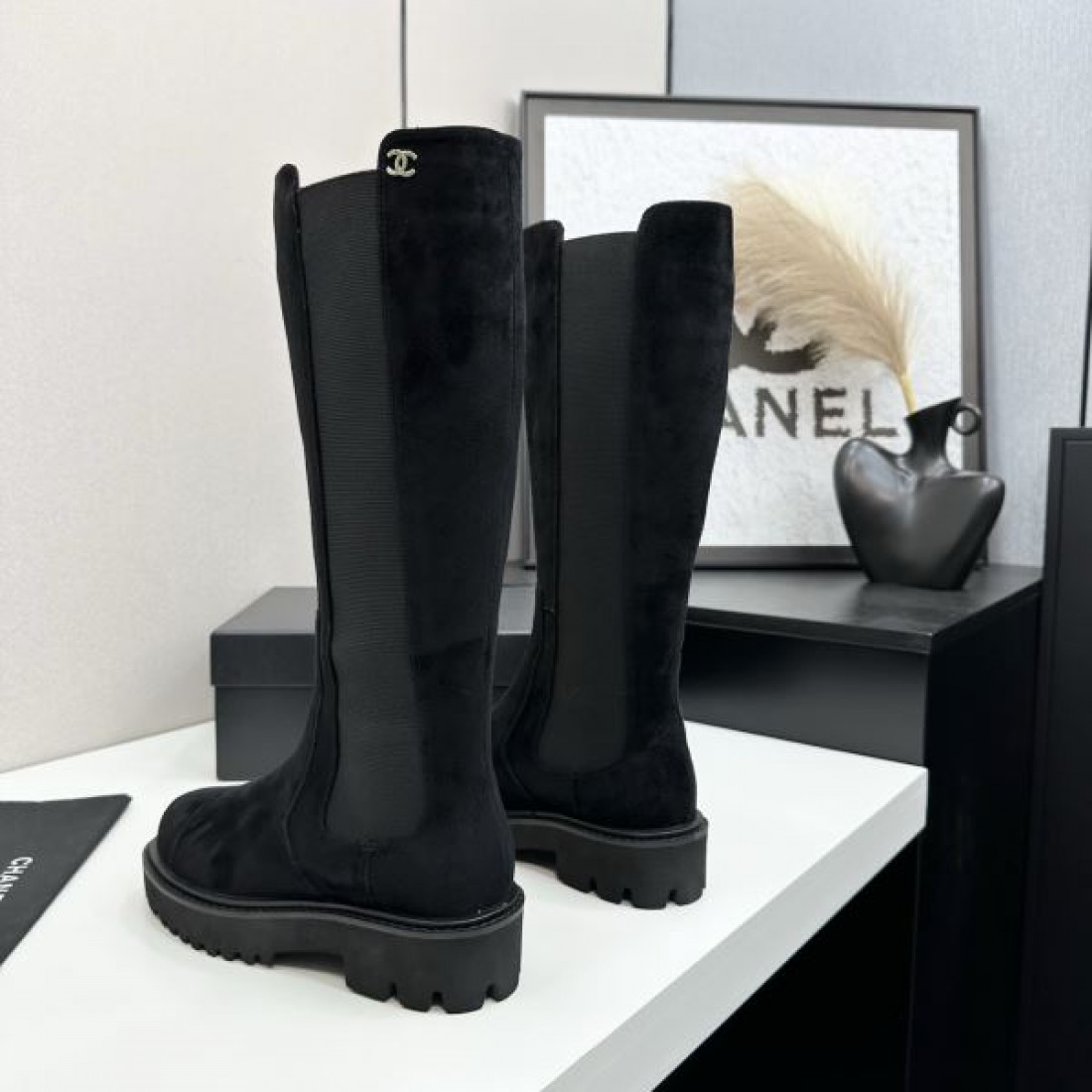 ロングシルエット CHANEL シャネル コピー ブーツ ブラックカラー スエード調素材 厚底ソール モード感ある仕上がり