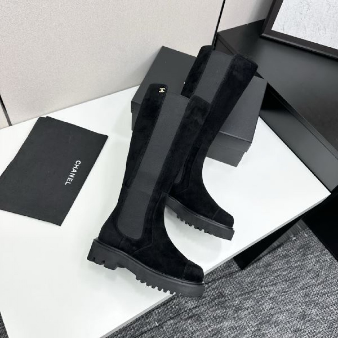 ロングシルエット CHANEL シャネル コピー ブーツ ブラックカラー スエード調素材 厚底ソール モード感ある仕上がり