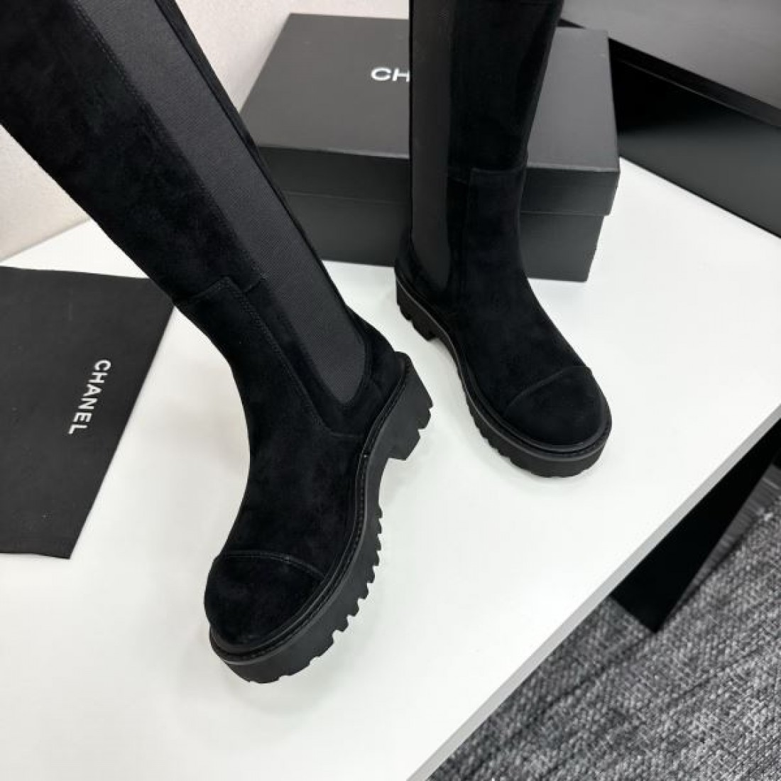 ロングシルエット CHANEL シャネル コピー ブーツ ブラックカラー スエード調素材 厚底ソール モード感ある仕上がり