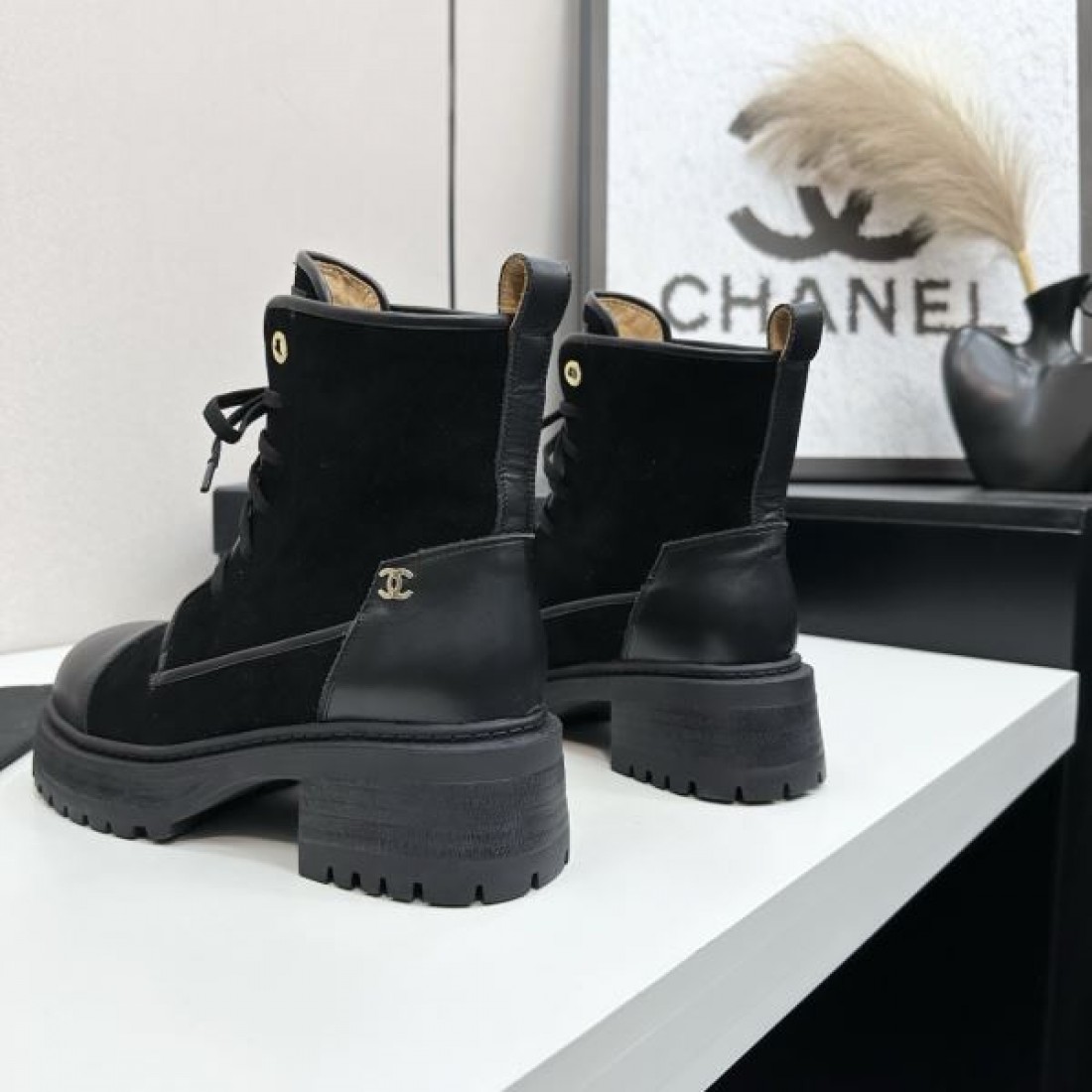 レースアップ CHANEL シャネル コピー ショートブーツ ブラック×ベージュ配色 ボリュームソール カジュアル感ある仕上がり