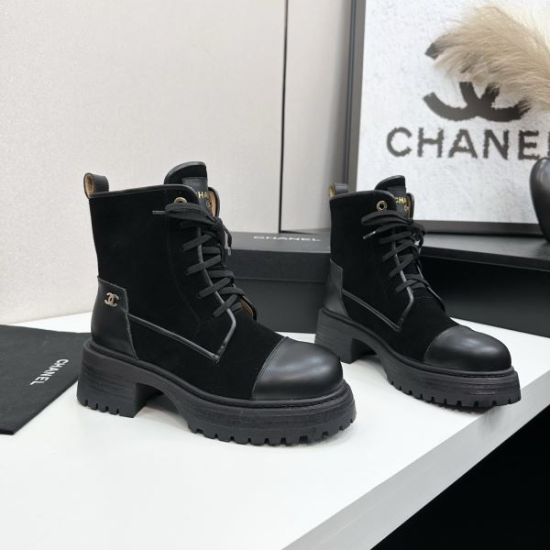 レースアップ CHANEL シャネル コピー ショートブーツ ブラック×ベージュ配色 ボリュームソール カジュアル感ある仕上がり
