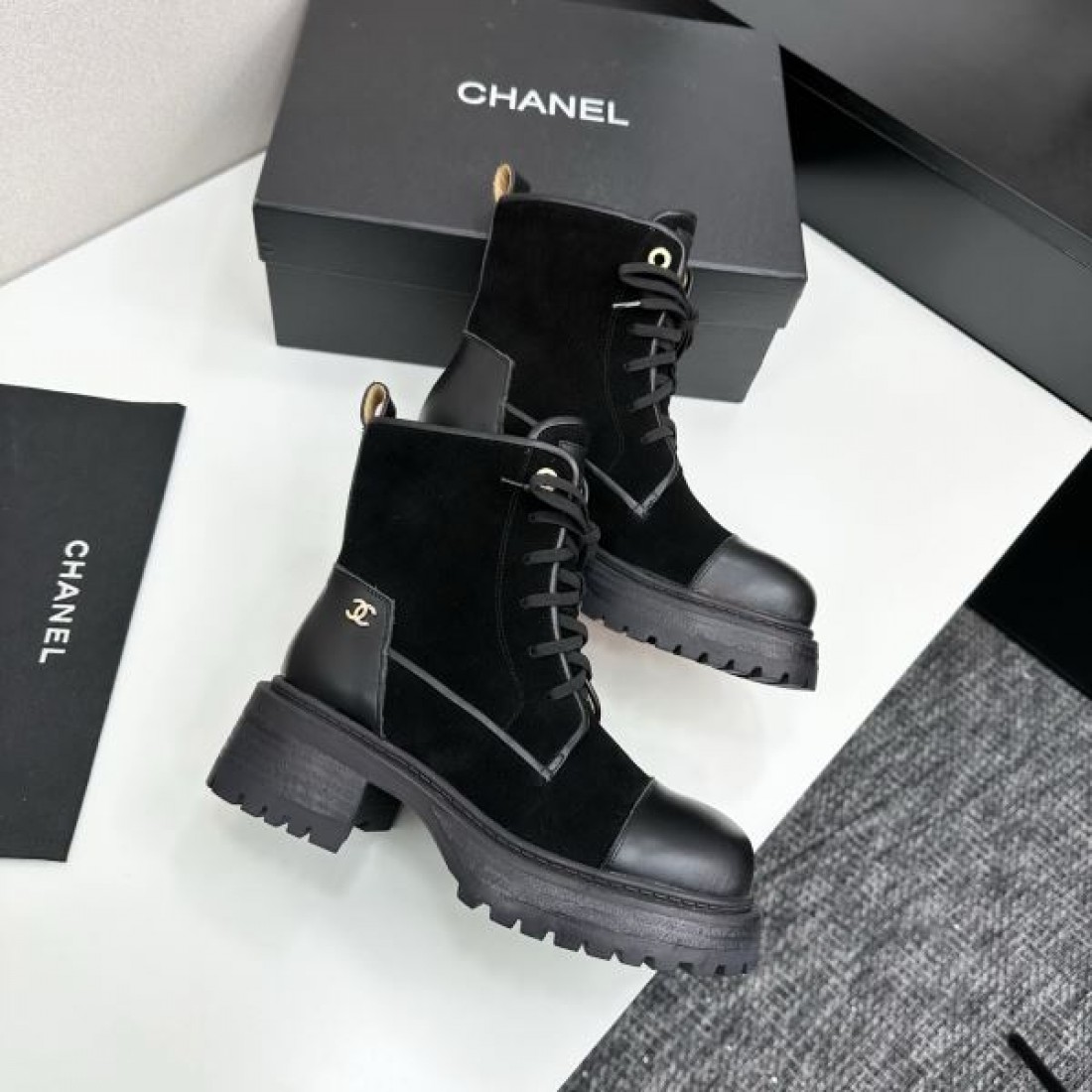 レースアップ CHANEL シャネル コピー ショートブーツ ブラック×ベージュ配色 ボリュームソール カジュアル感ある仕上がり
