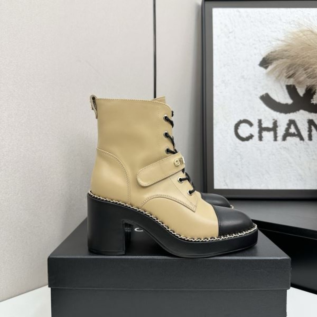 ツートーンデザイン CHANEL シャネル コピー ワークブーツ キャメルカラー ブラックトゥ切替 厚底仕様 存在感あるスタイル演出