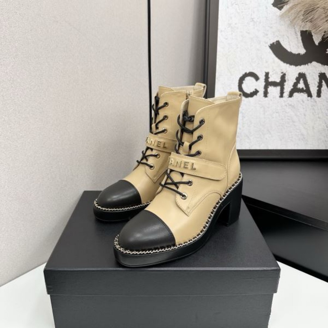 ツートーンデザイン CHANEL シャネル コピー ワークブーツ キャメルカラー ブラックトゥ切替 厚底仕様 存在感あるスタイル演出