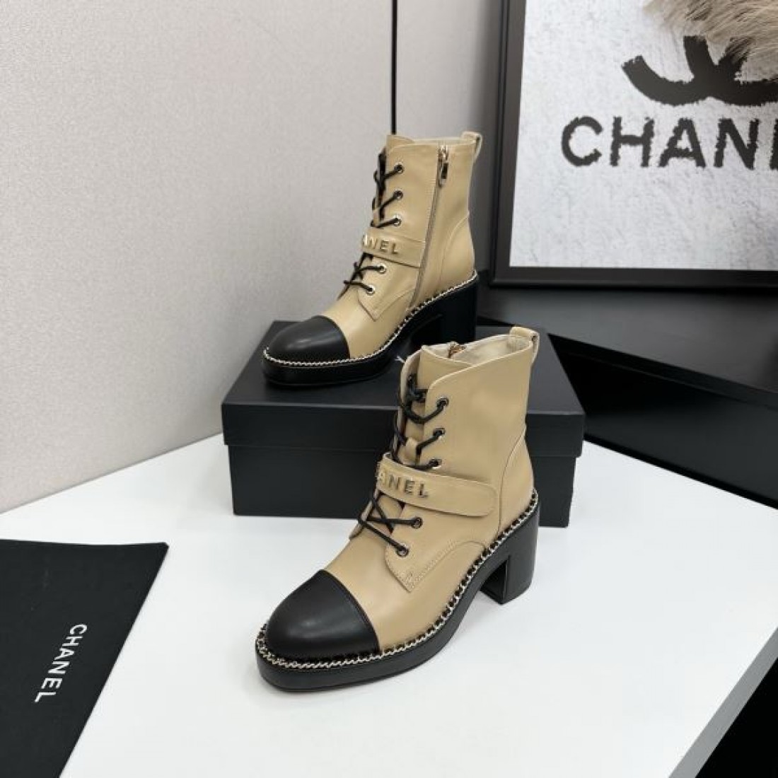 ツートーンデザイン CHANEL シャネル コピー ワークブーツ キャメルカラー ブラックトゥ切替 厚底仕様 存在感あるスタイル演出
