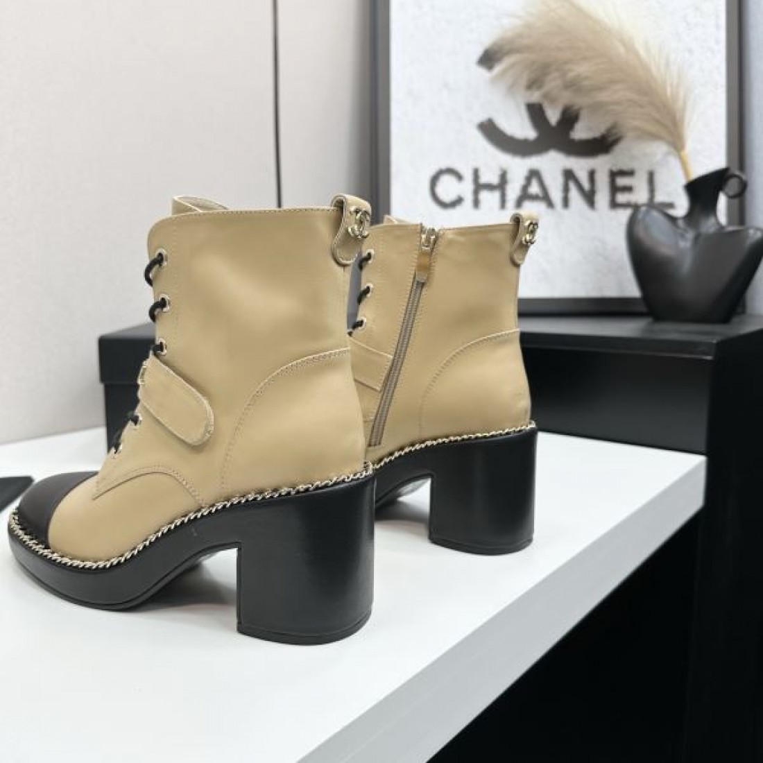 ツートーンデザイン CHANEL シャネル コピー ワークブーツ キャメルカラー ブラックトゥ切替 厚底仕様 存在感あるスタイル演出
