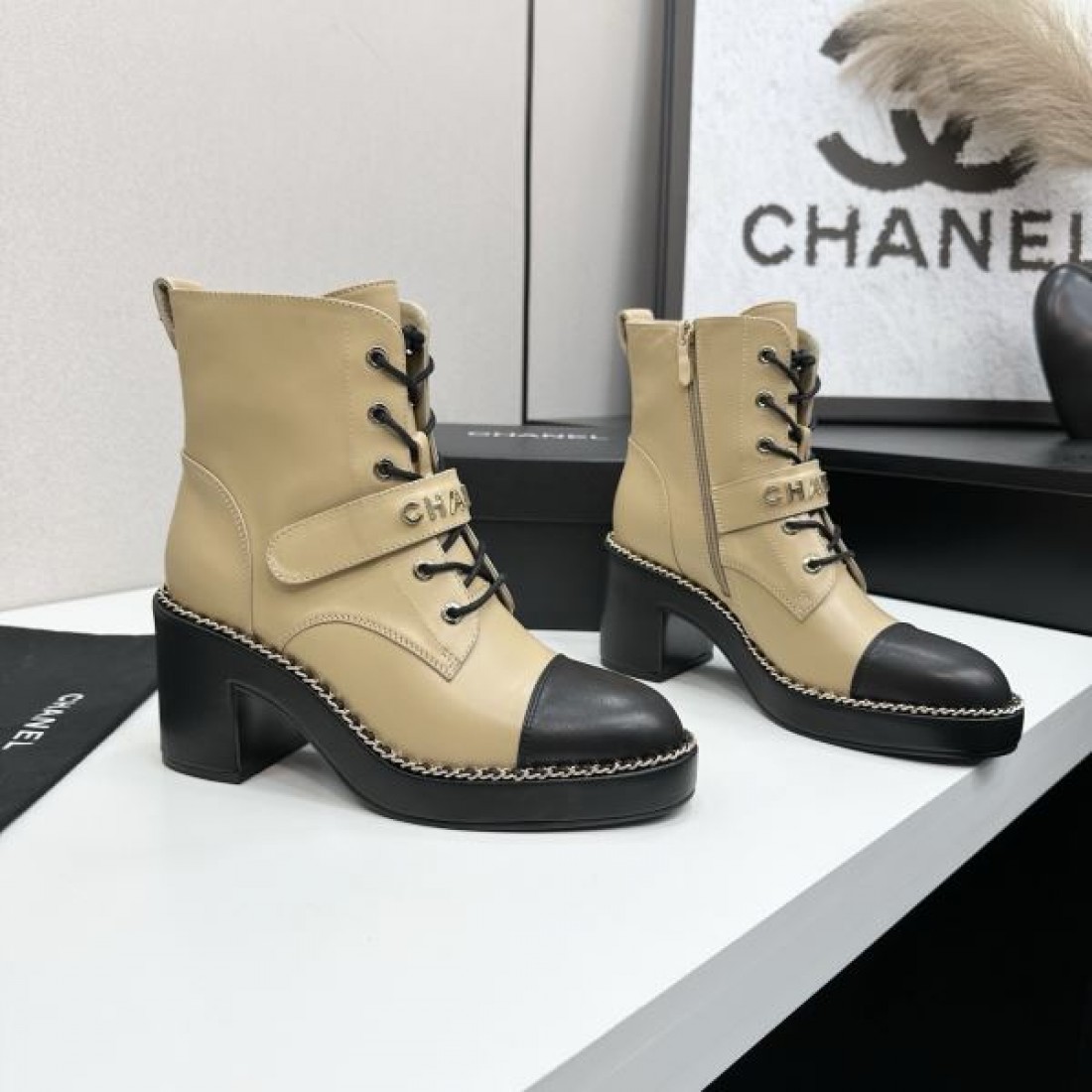 ツートーンデザイン CHANEL シャネル コピー ワークブーツ キャメルカラー ブラックトゥ切替 厚底仕様 存在感あるスタイル演出