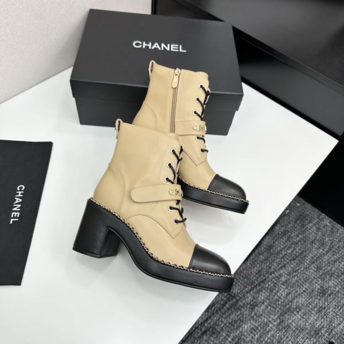 ツートーンデザイン CHANEL シャネル コピー ワークブーツ キャメルカラー ブラックトゥ切替 厚底仕様 存在感あるスタイル演出