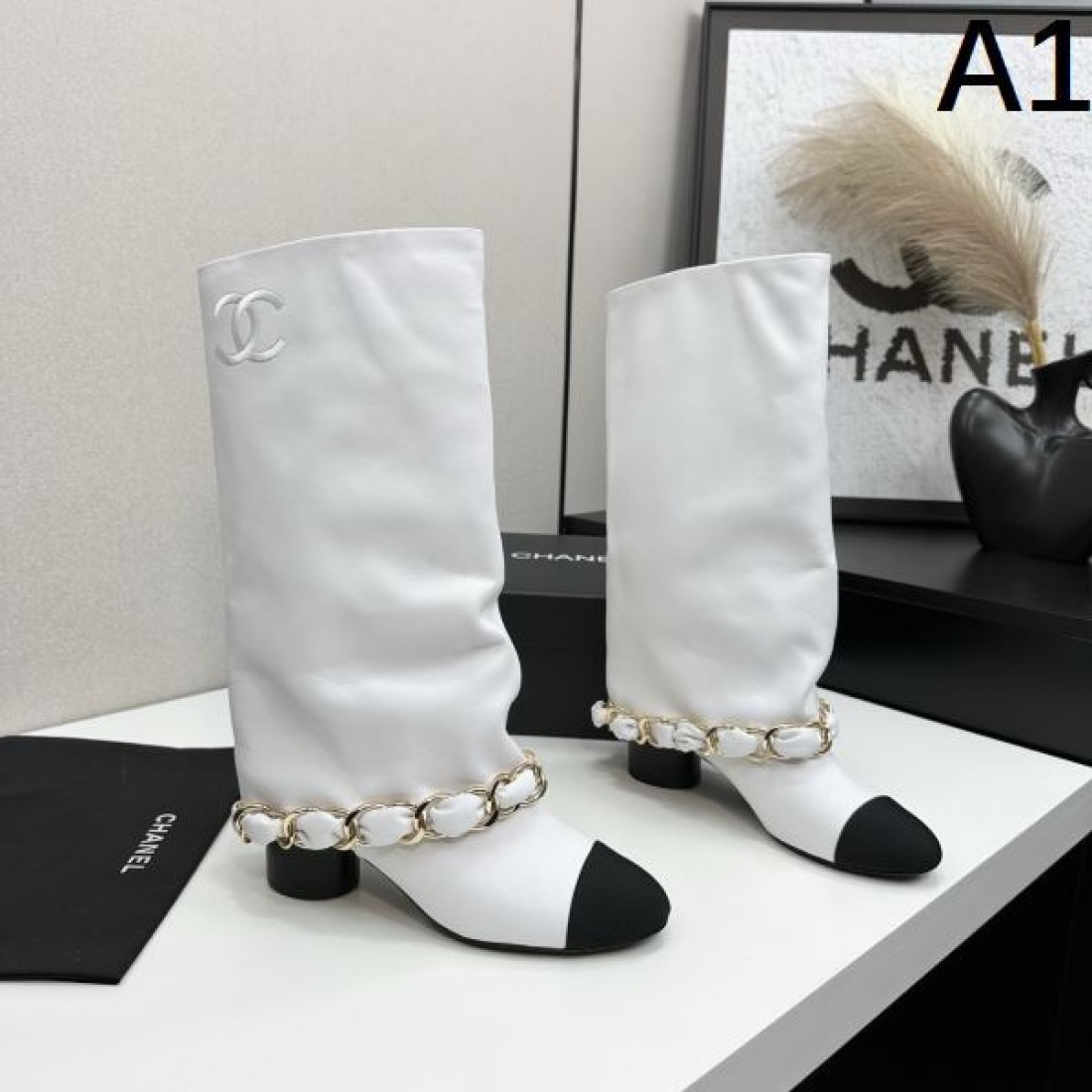 チェーンアクセント CHANEL シャネル コピー ロングブーツ ホワイト×ブラック配色 エレガントなモード感演出