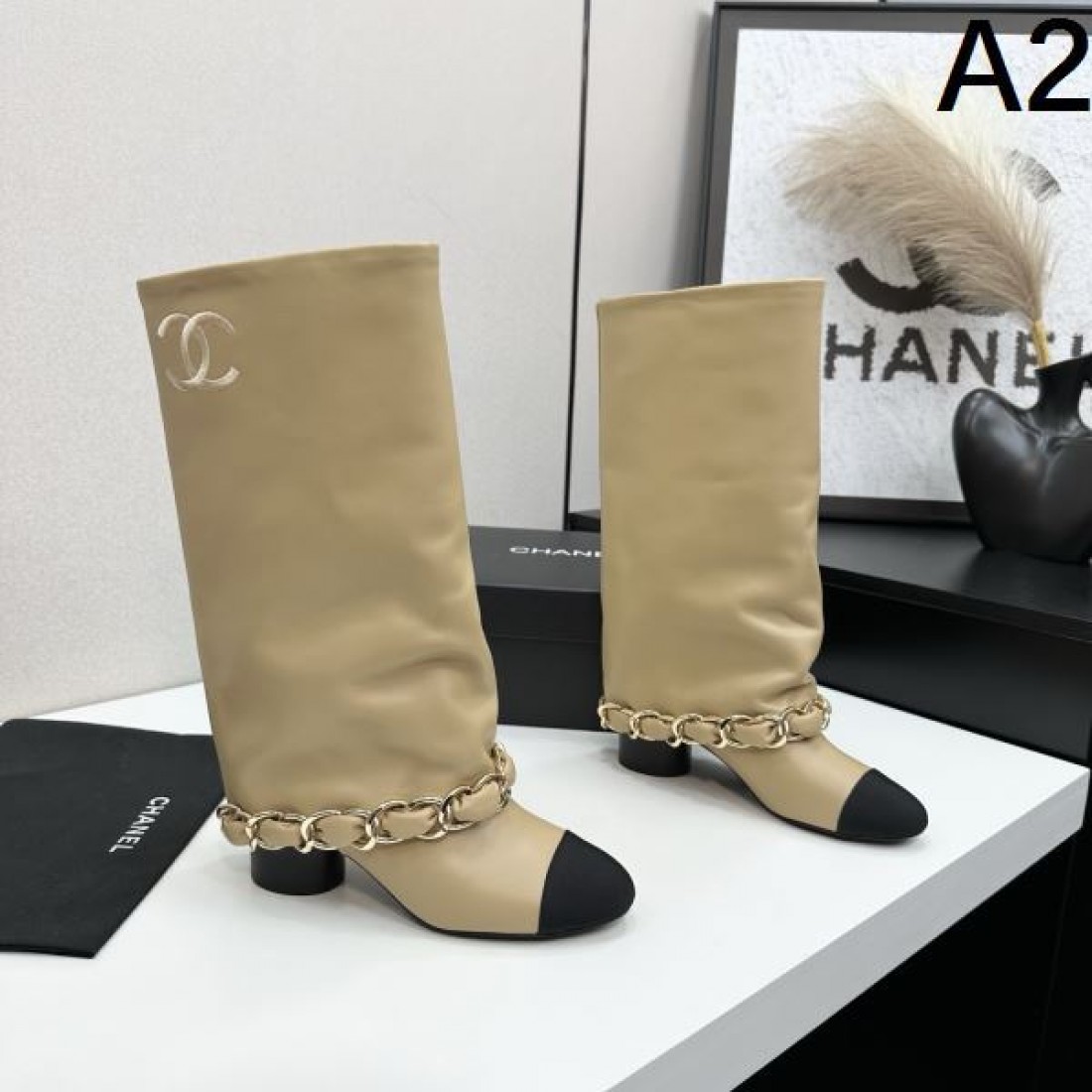 チェーンアクセント CHANEL シャネル コピー ロングブーツ ホワイト×ブラック配色 エレガントなモード感演出