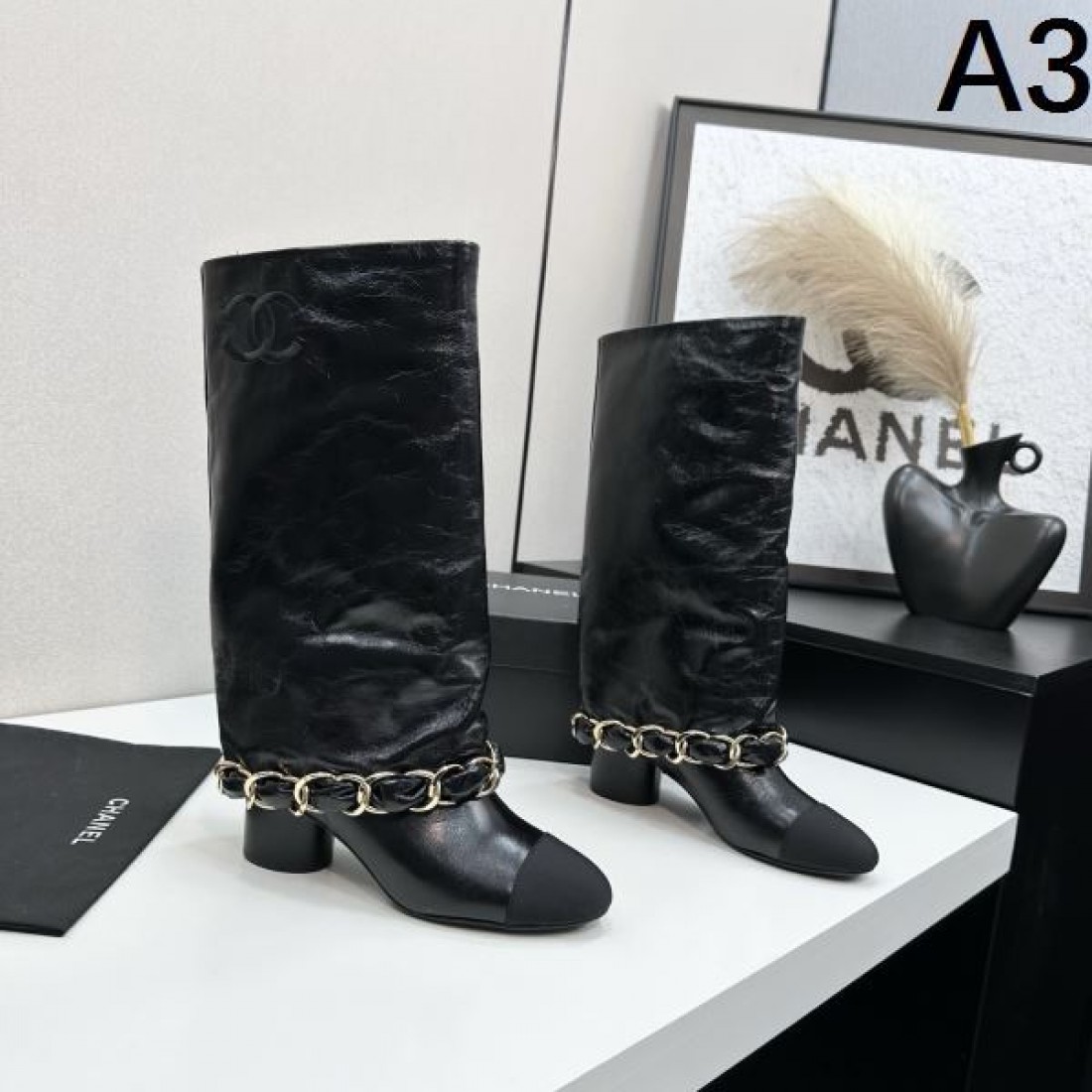 チェーンアクセント CHANEL シャネル コピー ロングブーツ ホワイト×ブラック配色 エレガントなモード感演出