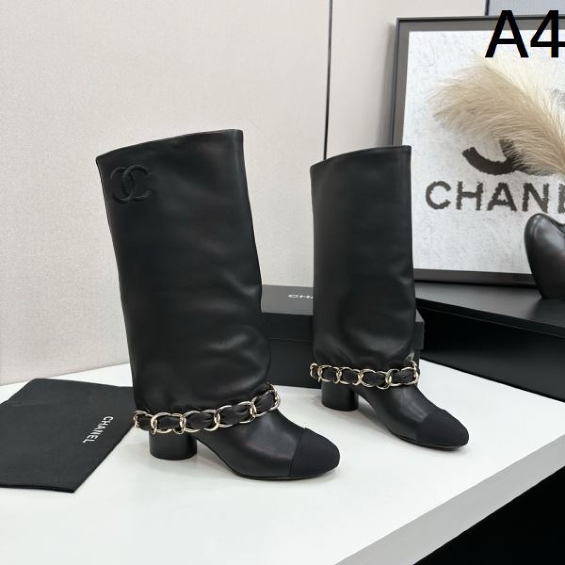 チェーンアクセント CHANEL シャネル コピー ロングブーツ ホワイト×ブラック配色 エレガントなモード感演出