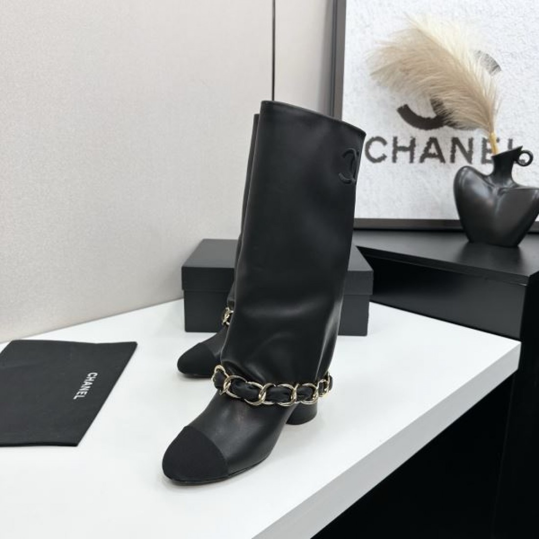 チェーンアクセント CHANEL シャネル コピー ロングブーツ ホワイト×ブラック配色 エレガントなモード感演出