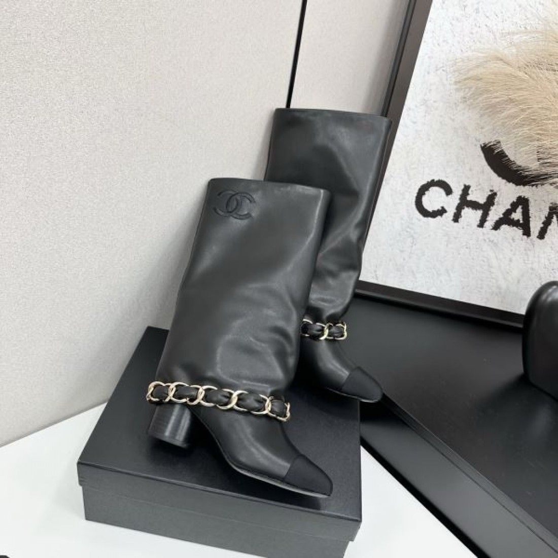 チェーンアクセント CHANEL シャネル コピー ロングブーツ ホワイト×ブラック配色 エレガントなモード感演出