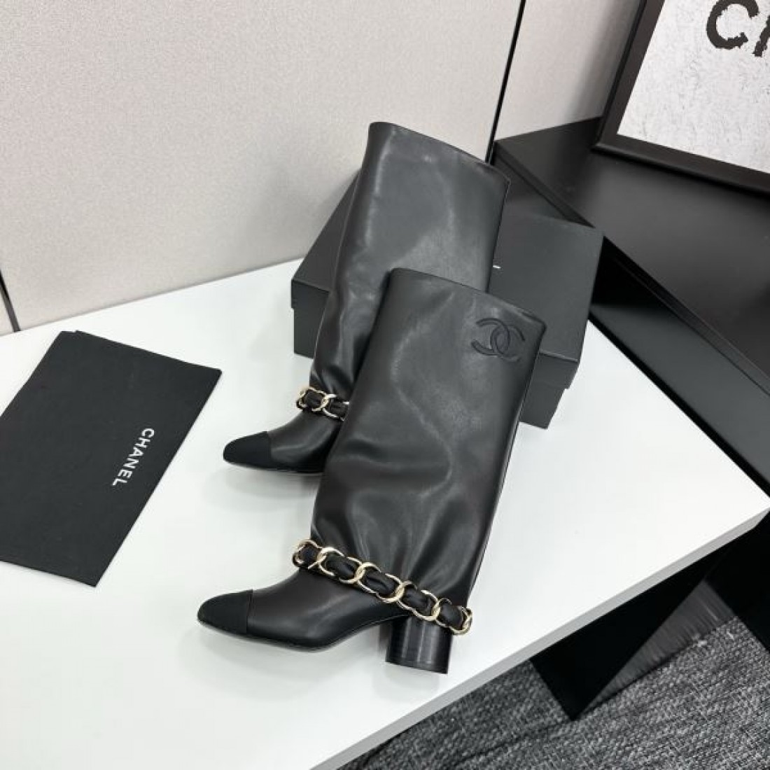 チェーンアクセント CHANEL シャネル コピー ロングブーツ ホワイト×ブラック配色 エレガントなモード感演出