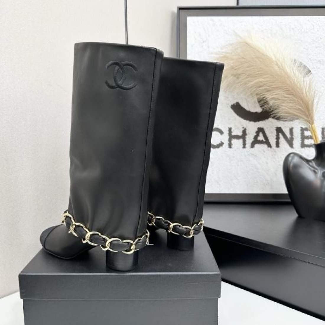 チェーンアクセント CHANEL シャネル コピー ロングブーツ ホワイト×ブラック配色 エレガントなモード感演出