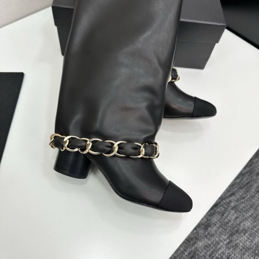 チェーンアクセント CHANEL シャネル コピー ロングブーツ ホワイト×ブラック配色 エレガントなモード感演出