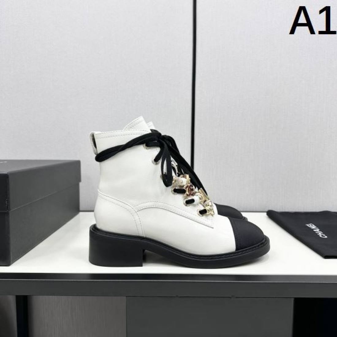 ツートーンデザイン CHANEL シャネル コピー ブーツ アイボリーカラー スエード調素材 モード感あるロングシルエット