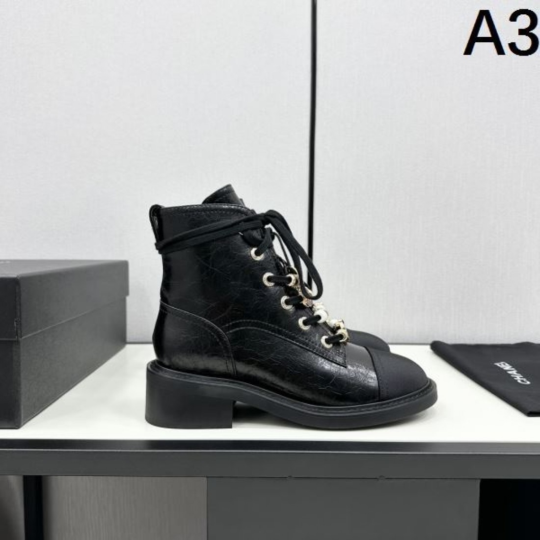 ツートーンデザイン CHANEL シャネル コピー ブーツ アイボリーカラー スエード調素材 モード感あるロングシルエット