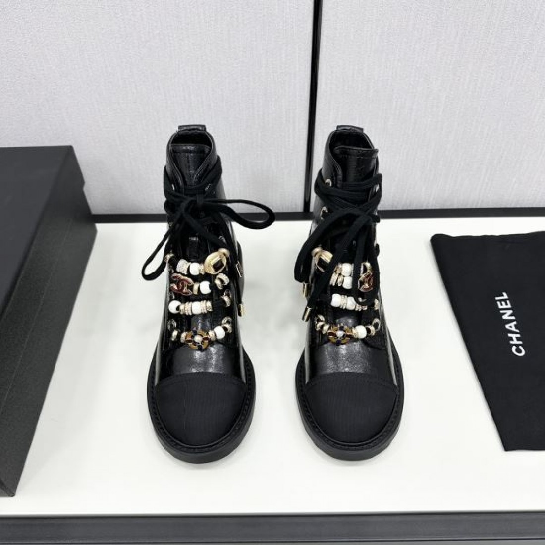 ツートーンデザイン CHANEL シャネル コピー ブーツ アイボリーカラー スエード調素材 モード感あるロングシルエット
