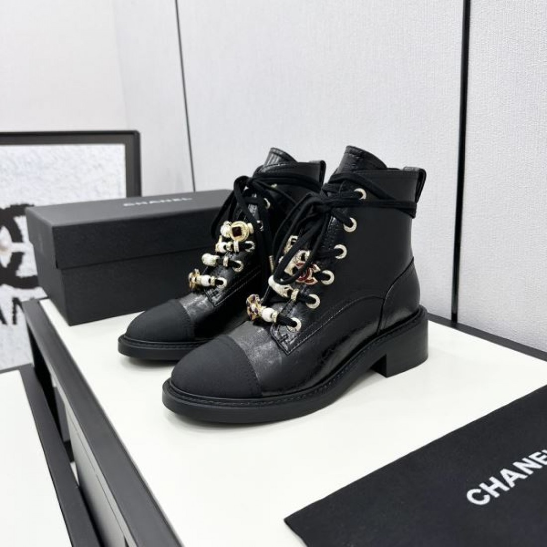 ツートーンデザイン CHANEL シャネル コピー ブーツ アイボリーカラー スエード調素材 モード感あるロングシルエット