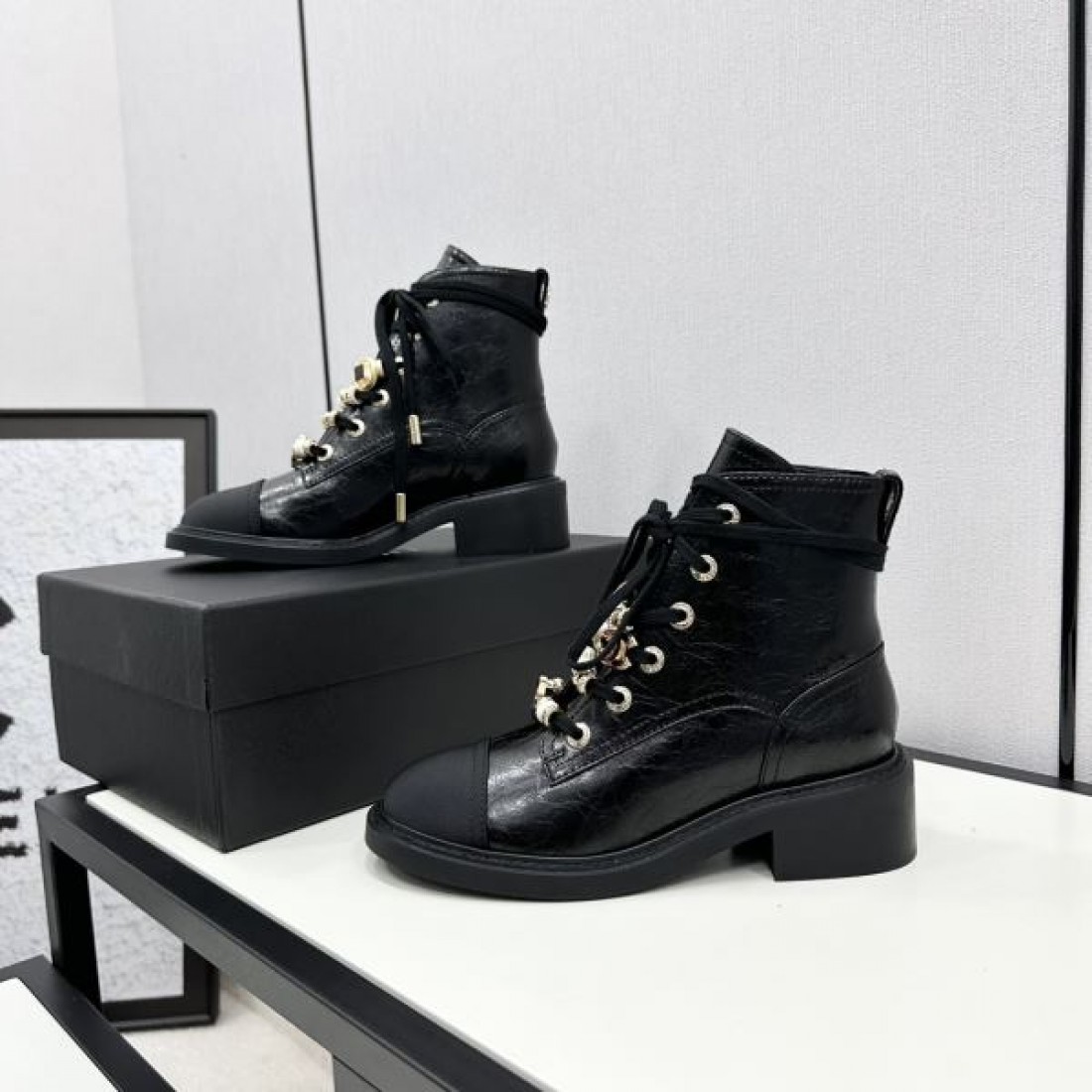 ツートーンデザイン CHANEL シャネル コピー ブーツ アイボリーカラー スエード調素材 モード感あるロングシルエット