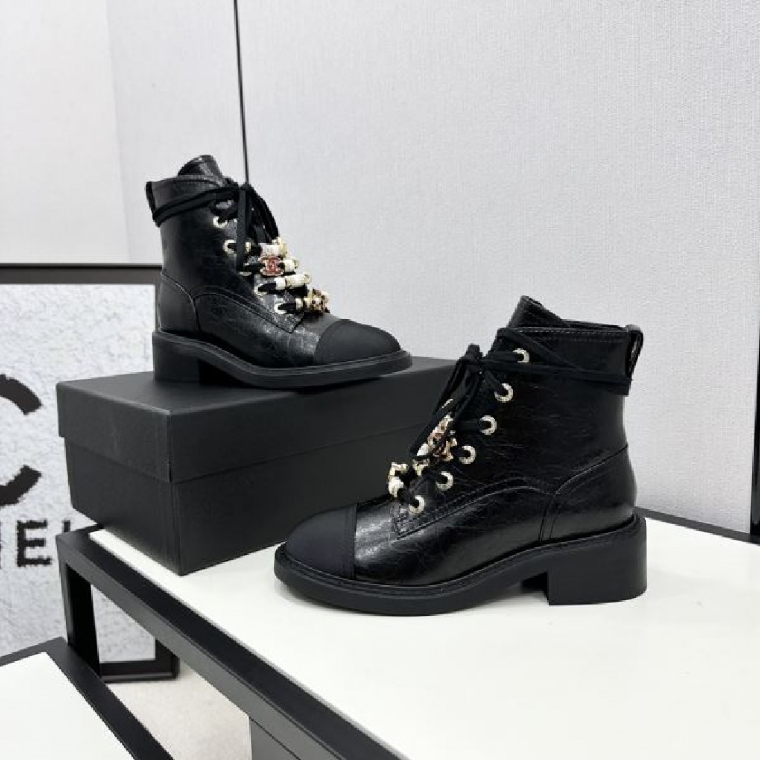 ツートーンデザイン CHANEL シャネル コピー ブーツ アイボリーカラー スエード調素材 モード感あるロングシルエット