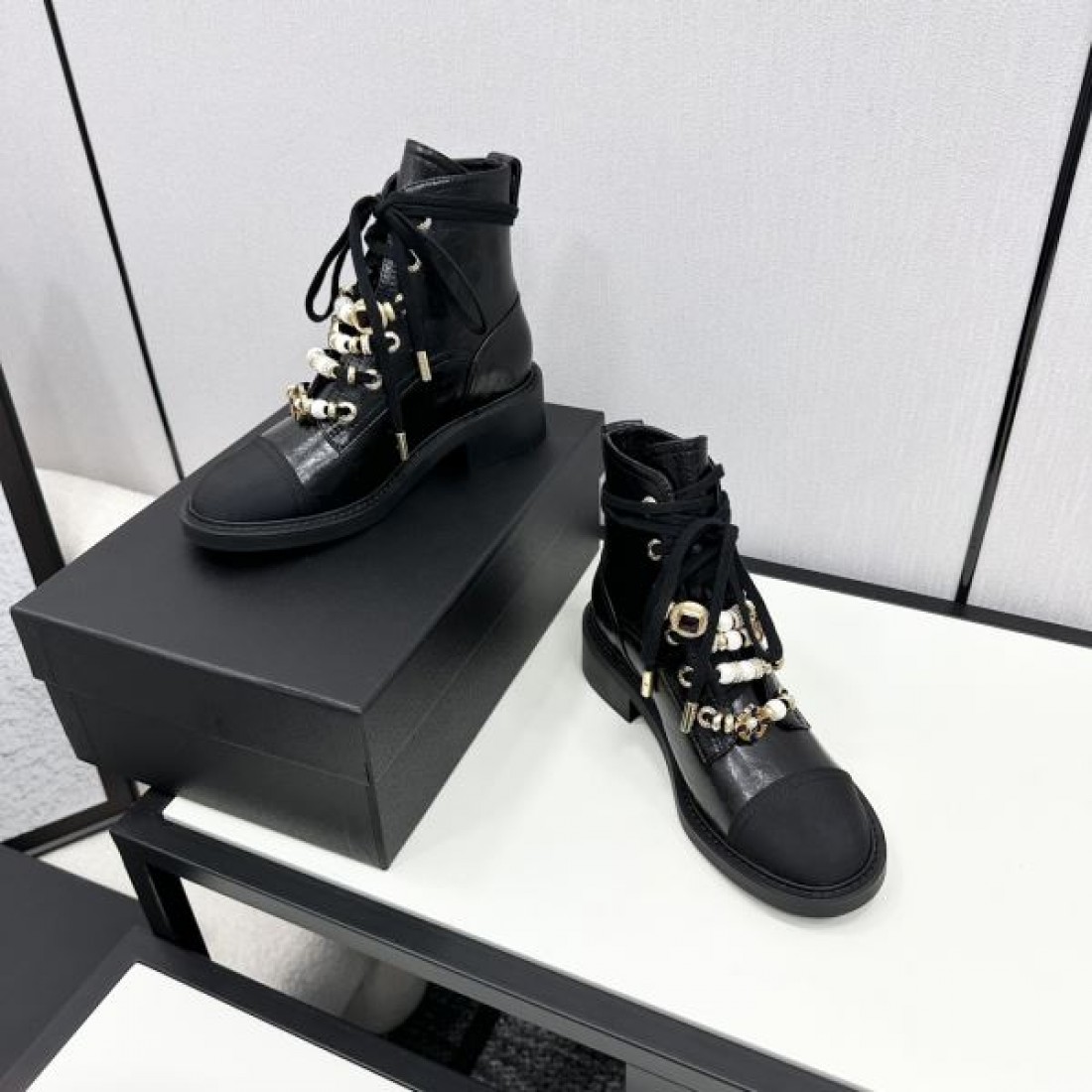 ツートーンデザイン CHANEL シャネル コピー ブーツ アイボリーカラー スエード調素材 モード感あるロングシルエット