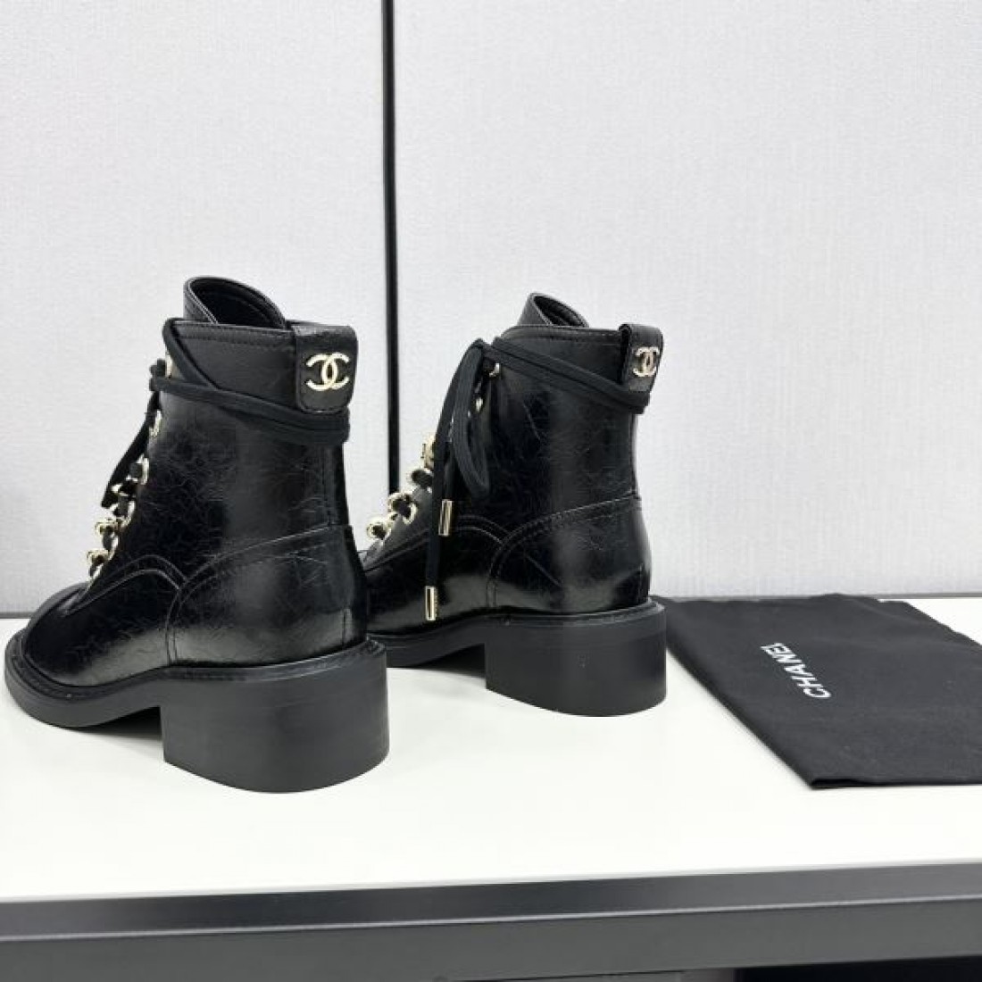 ツートーンデザイン CHANEL シャネル コピー ブーツ アイボリーカラー スエード調素材 モード感あるロングシルエット