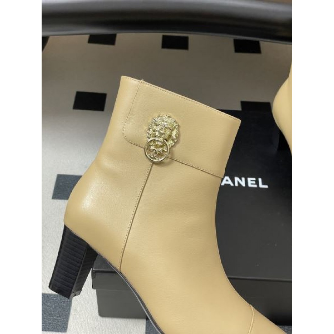 メタルココモチーフ CHANEL シャネル コピー ショートブーツ ホワイトカラー ポインテッドトゥ 上品なエレガントスタイル