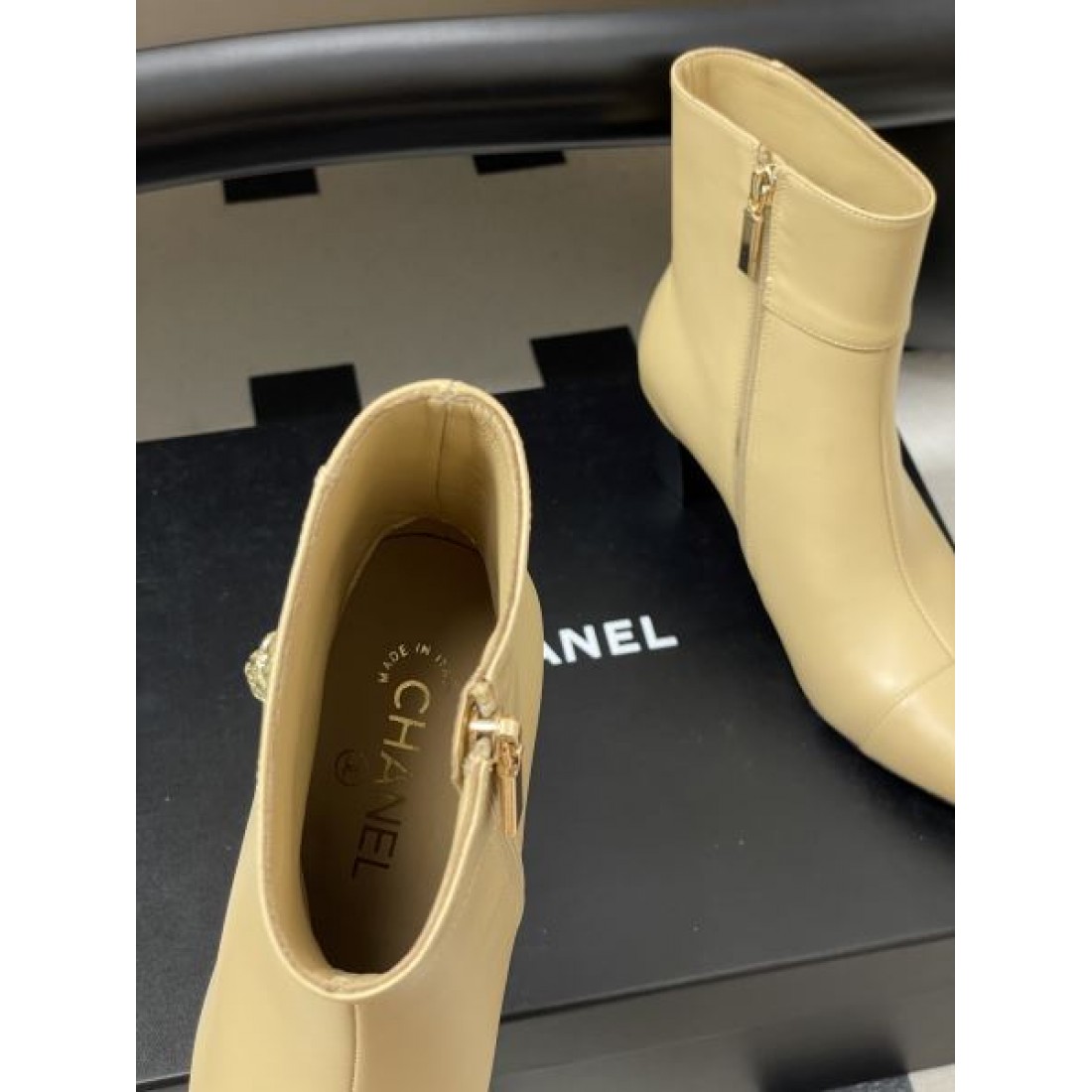 メタルココモチーフ CHANEL シャネル コピー ショートブーツ ホワイトカラー ポインテッドトゥ 上品なエレガントスタイル