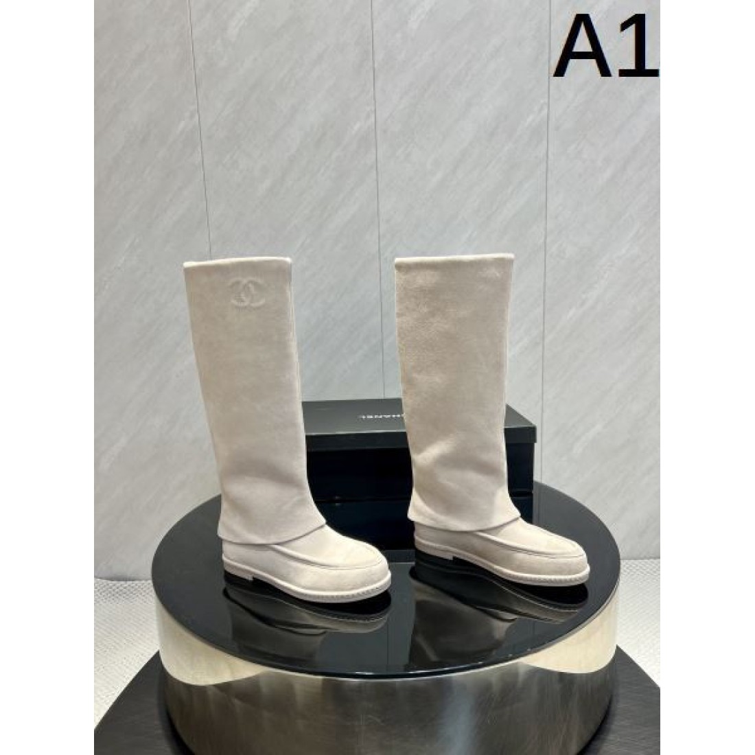 モノトーンシルエット CHANEL シャネル コピー ロングブーツ ブラックベース メタルチェーンアクセント 高級感漂う仕上がり
