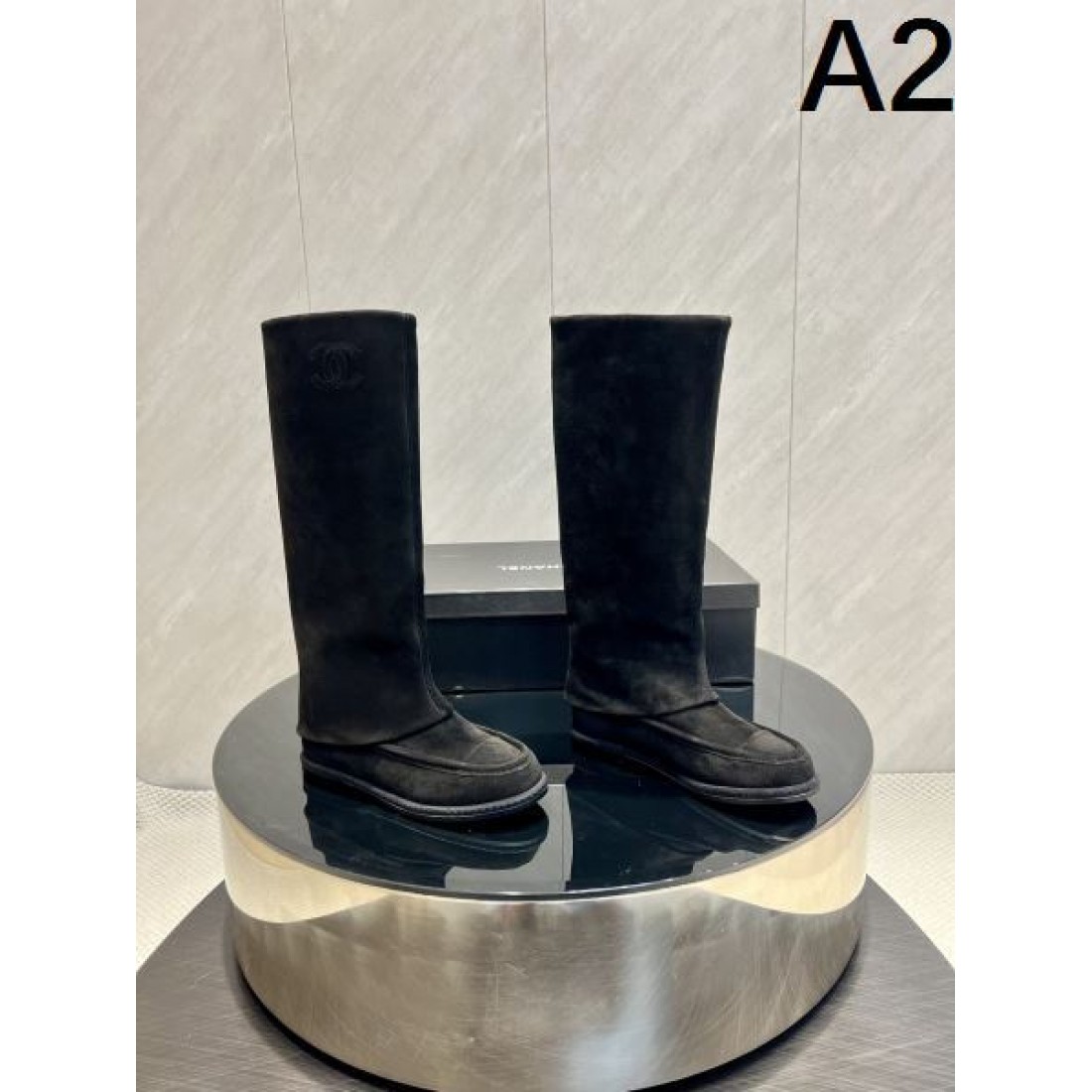 モノトーンシルエット CHANEL シャネル コピー ロングブーツ ブラックベース メタルチェーンアクセント 高級感漂う仕上がり