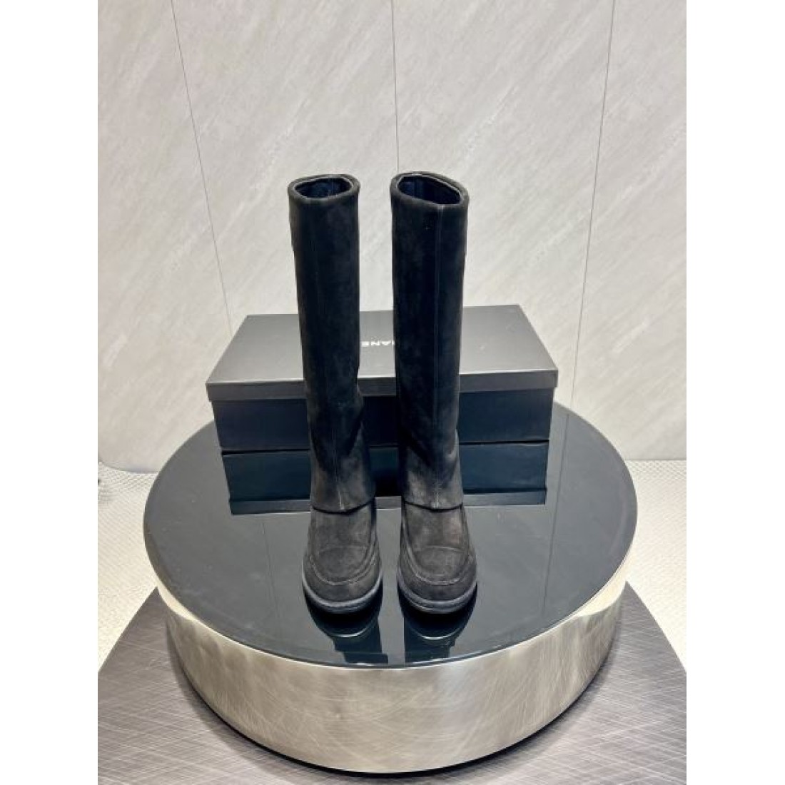 モノトーンシルエット CHANEL シャネル コピー ロングブーツ ブラックベース メタルチェーンアクセント 高級感漂う仕上がり