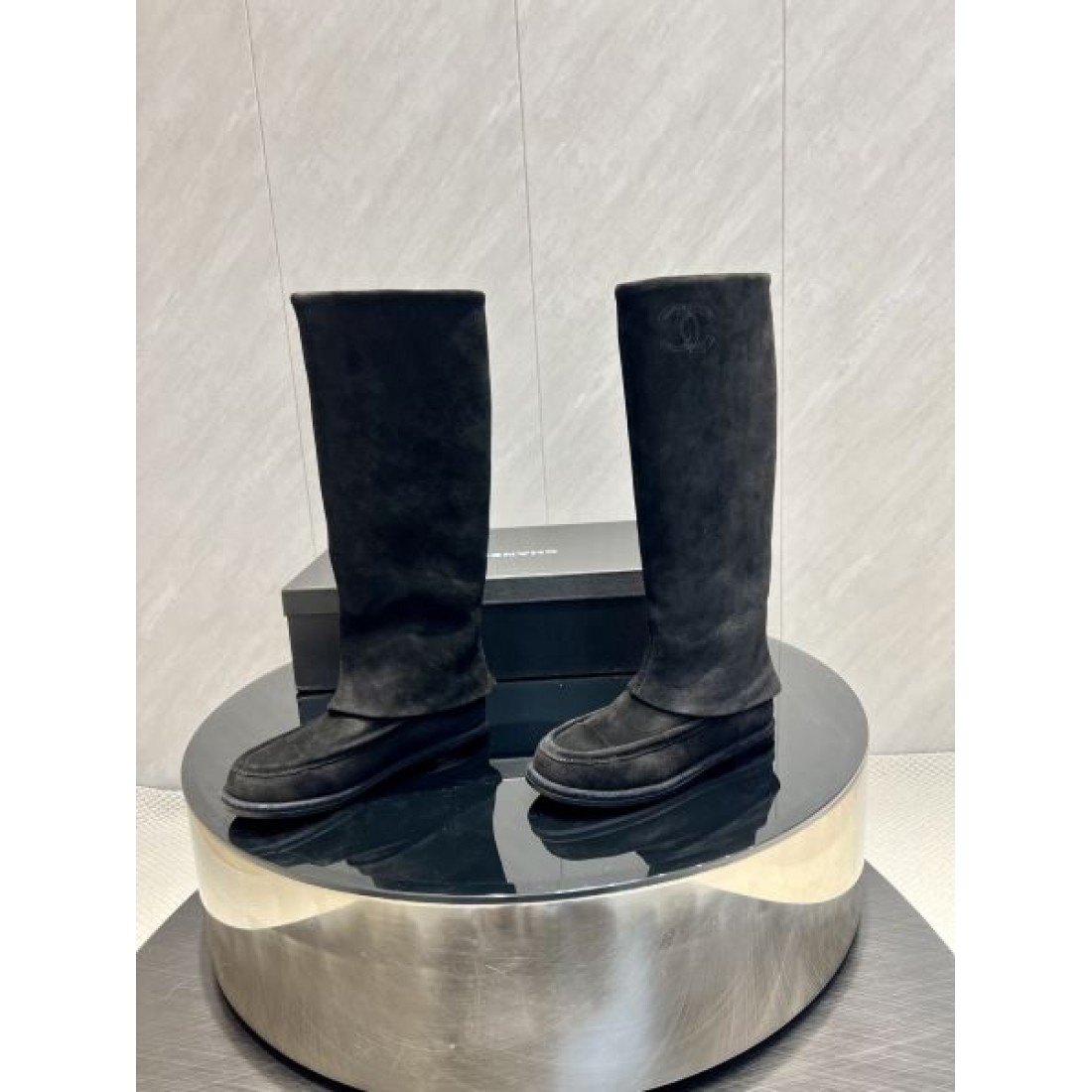 モノトーンシルエット CHANEL シャネル コピー ロングブーツ ブラックベース メタルチェーンアクセント 高級感漂う仕上がり