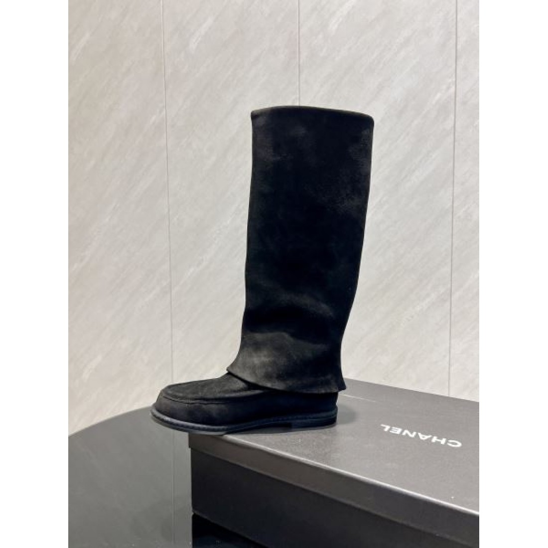 モノトーンシルエット CHANEL シャネル コピー ロングブーツ ブラックベース メタルチェーンアクセント 高級感漂う仕上がり
