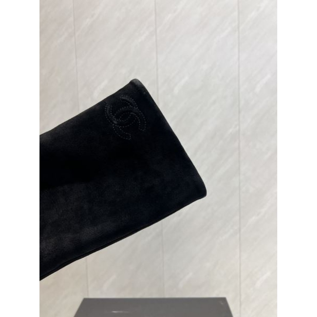 モノトーンシルエット CHANEL シャネル コピー ロングブーツ ブラックベース メタルチェーンアクセント 高級感漂う仕上がり