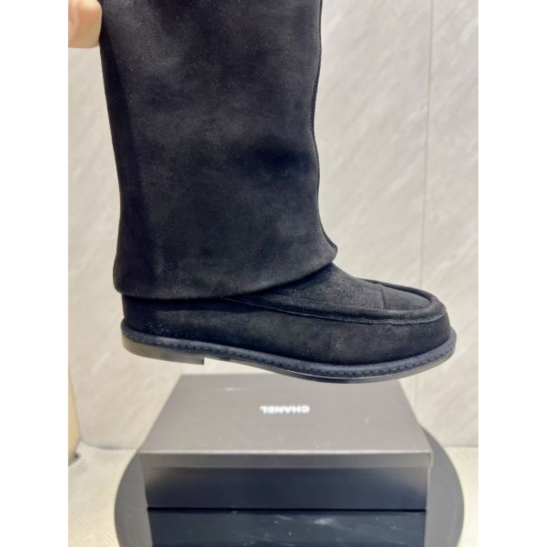 モノトーンシルエット CHANEL シャネル コピー ロングブーツ ブラックベース メタルチェーンアクセント 高級感漂う仕上がり