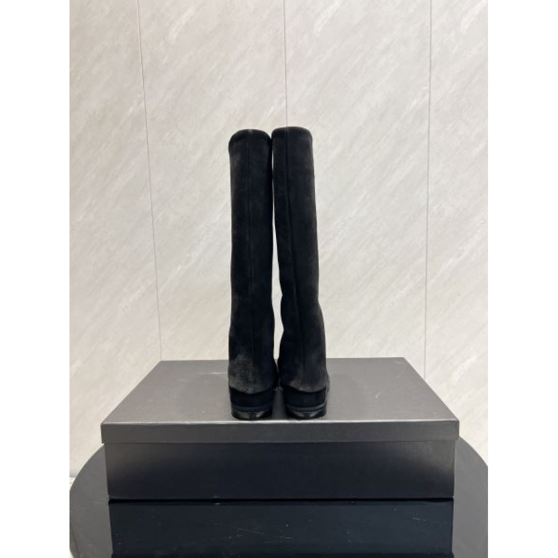 モノトーンシルエット CHANEL シャネル コピー ロングブーツ ブラックベース メタルチェーンアクセント 高級感漂う仕上がり