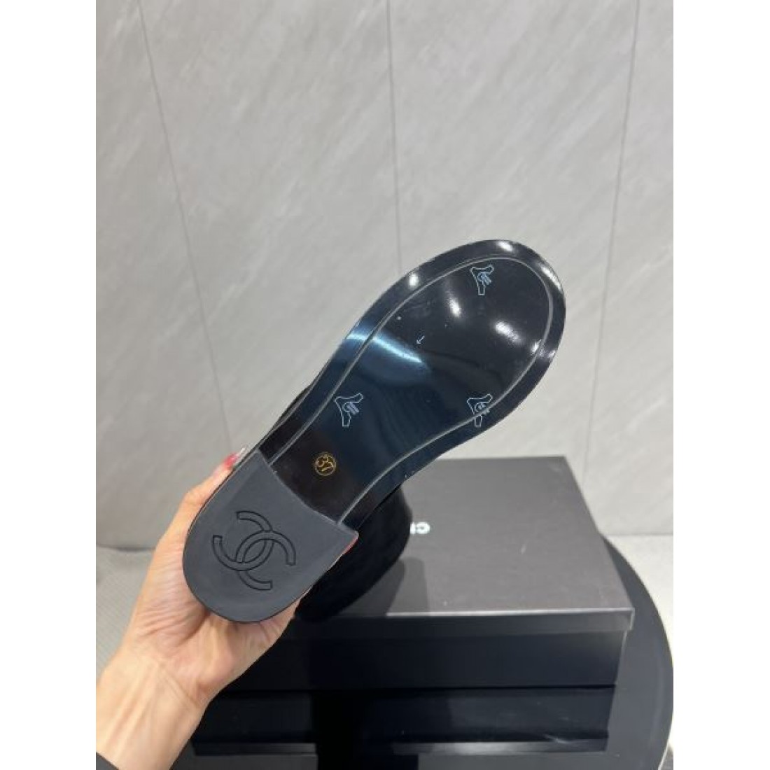 モノトーンシルエット CHANEL シャネル コピー ロングブーツ ブラックベース メタルチェーンアクセント 高級感漂う仕上がり