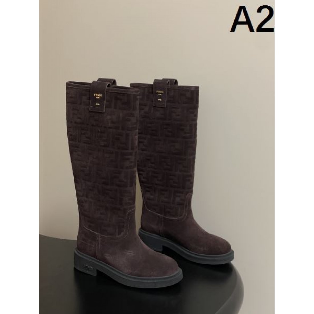 秋冬の定番 ファッショナブルな FENDI フェンディ スーパーコピー ブーツ 精巧な